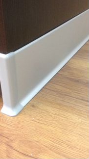 Плинтус алюминиевый плоский и с каб-каналом наполь