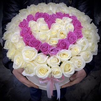 Розы в большой шляпной коробке