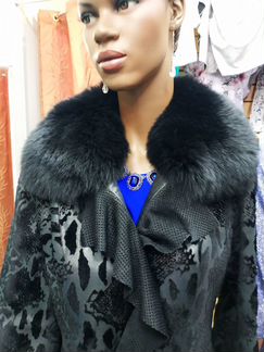 Пальто короткое из натуральной кожи с мехом