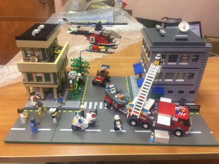 Собранный склеенный Лего город на заводе Lego
