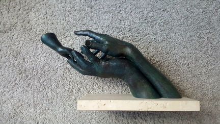 Скульптура Lorenzo Quinn