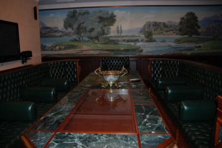 Стол со встроенным баром и диванами