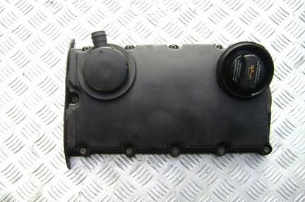 Клапанная крышка на Volkswagen Golf V 2003г