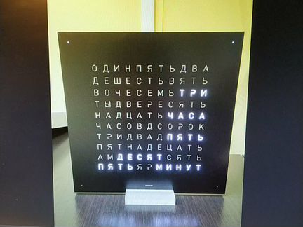 Часы настольные (настенные) Qlocktwo буквенные из